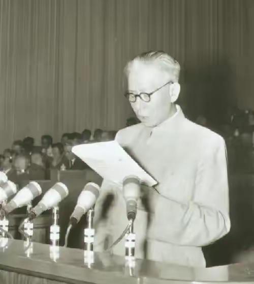 各位看官，1961 年，刘少奇到湖南等地进行农村调查，之后作出解散公共食堂，推行