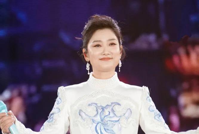 玲花说来了青岛都不想走了
近日，凤凰传奇在青岛举办演唱会，玲花在舞台上用青岛话热