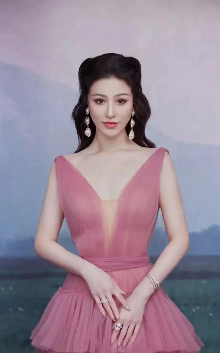 葛天，1990年出生于山东济南，毕业于中央戏剧学院。2012年出道，出演《重案六