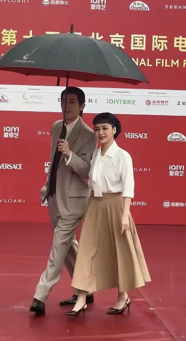 天呐！阿娇胖成这样了？北京电影节的红毯上又胖又矮，气色倒是挺好的……

女人过了