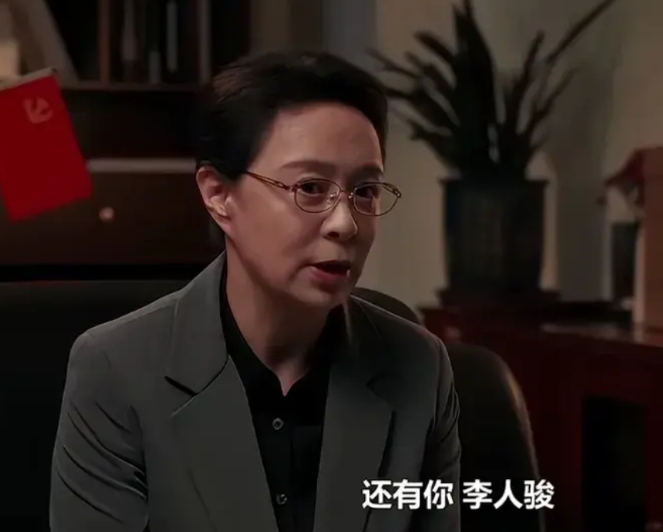 《以法之名》姜红军和孙飞被抓了，兰景茗也坐不住了，赶紧叫来许言午与李人骏，可兰景