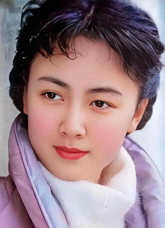 年轻的时候她真的美，眉宇间美的有魅力，比刘晓庆漂亮，演技又不输李秀明和陈冲，奈何