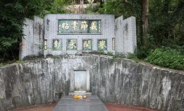1951年，香港，青帮大佬杜月笙葬礼的现场，家人们为他置办了一口价值1.5万港元