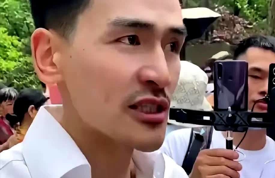 一个穷困村民反对彩礼，却被指责为自身懒惰、家庭贫困的遮羞之举。

 1. 家