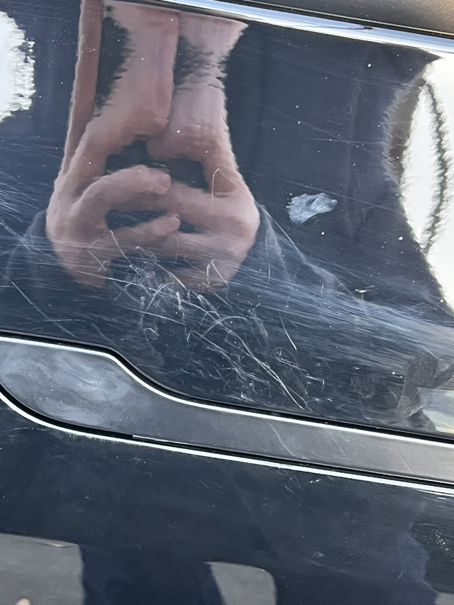 特斯拉者车漆也太软了
四个门都有 也没刮蹭 就开门的时候得磨损，估计指甲划的