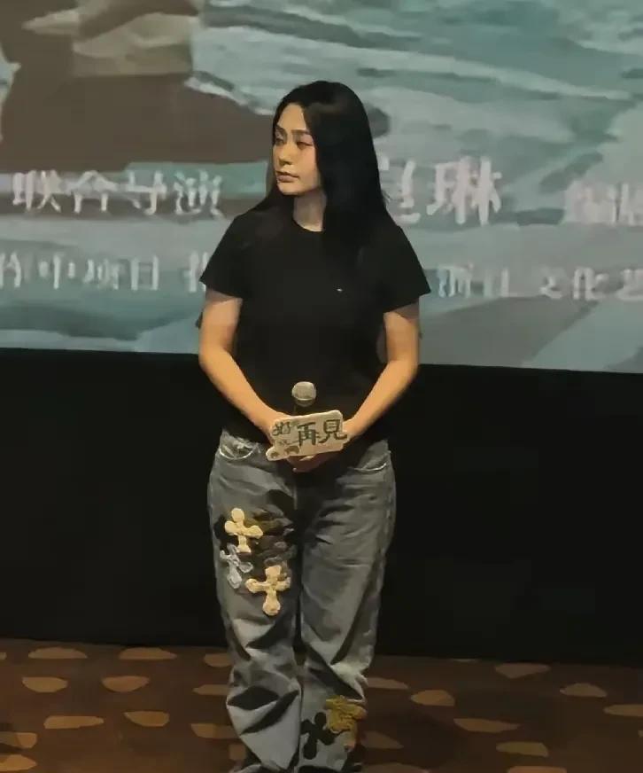 妈耶，这照片是谁拍的？是拍照水平不够还是故意丑化了？
知道阿娇个子不高，但真没想