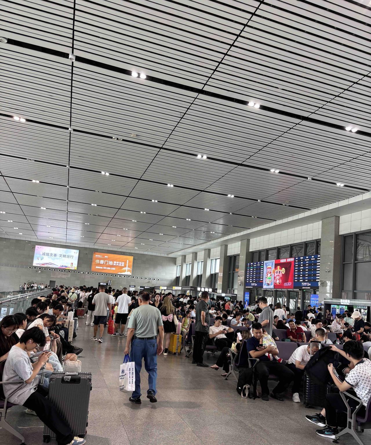 今天什么日子，嘉兴南站也人满为患，跟春运差不多，整个二层候车大厅都站满了乘客。