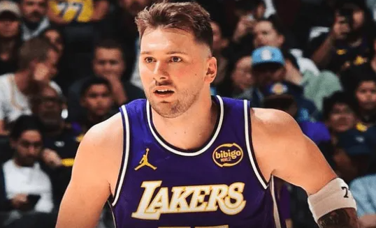 NBA杯1/4决赛，马刺战胜湖人。
本场比赛，湖人球员卢卡-东契奇出战40分钟，