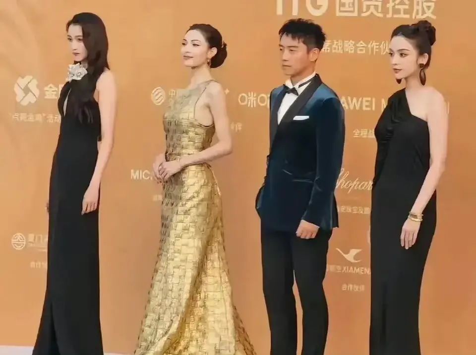 没有仪态，真的很致命，一个关晓彤，一个古力娜扎！ ​​​