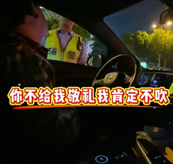 7月10号长沙发布了一个视频，一个代驾行驶中被交警拦下查酒驾。

在交警要求吹气