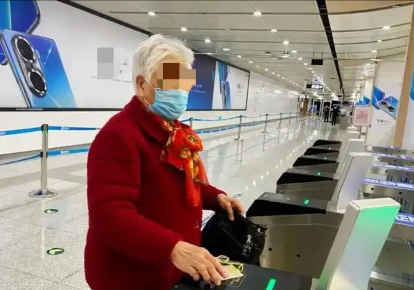 湖北武汉，59岁大妈和自己82岁老母亲一起乘坐地铁时，冒用老母亲的老年卡进站，被