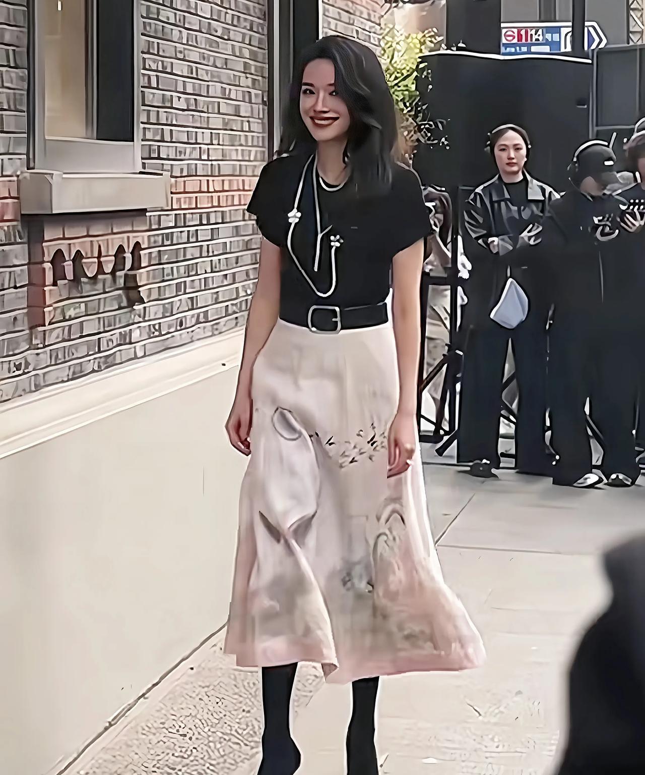 舒淇户外录制节目，年近50的她颜值身材依然双在线,美丽依旧，风采不减当年！你如何
