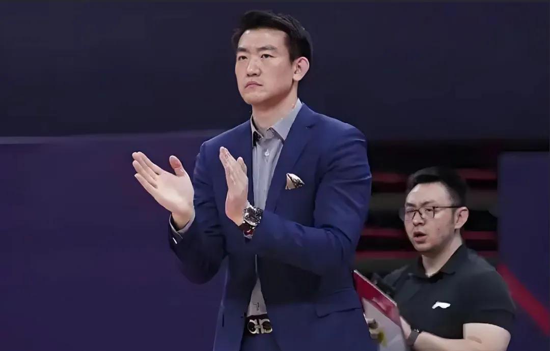 青岛与广厦上半场鏖战，比分接近。
今天晚上19点35分，青岛与浙江广厦季后赛第四