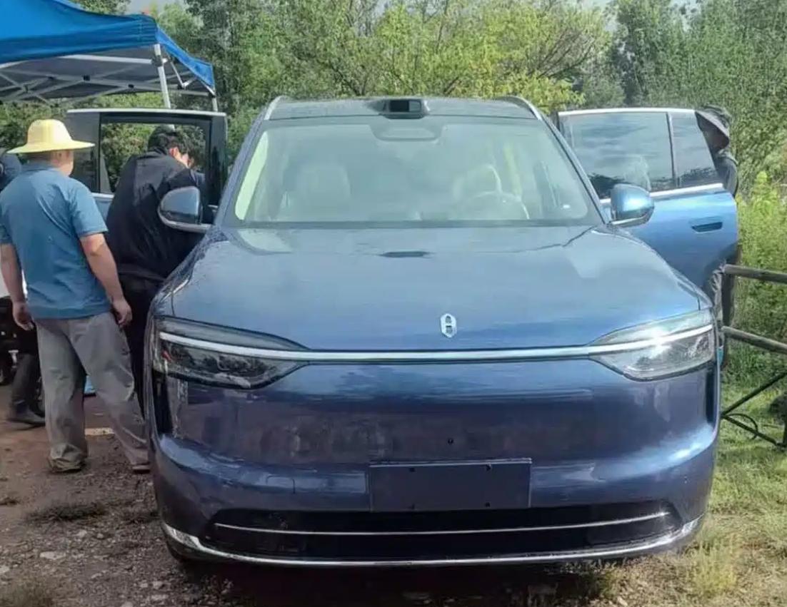 改款问界M7外观曝光，前脸正在向M9、M8看齐，一体式前大灯轮廓很像M8，然后两