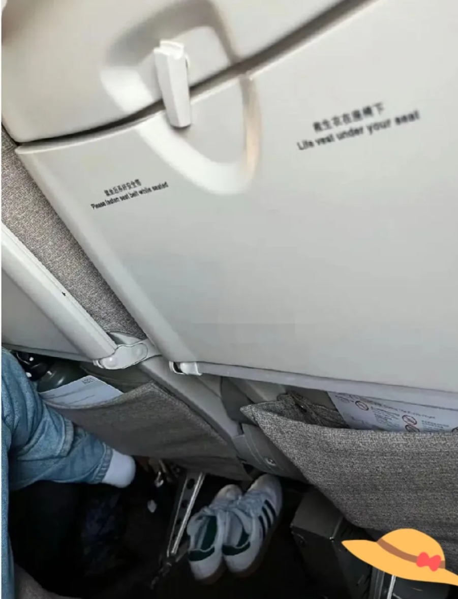 在飞机上闻到一阵脚臭，我委婉提醒旁边的小姐姐能不能穿上鞋子。她却很自信地说不是自