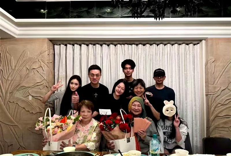 救命！谁能想到在明星墓园还能上演“年度深情大戏”！高以翔粉丝上山探望偶像，结果两