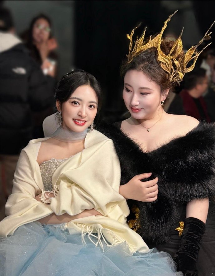 锤娜丽莎分享跟沈月合照沈月回复锤锤：很难形容图一很难形容沈月锤娜丽莎 ​​​