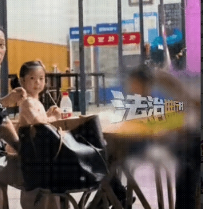 “被抓现行了！”浙江，王女士（化姓）深夜回家的路上，路过烧烤摊，正巧看到了自己公