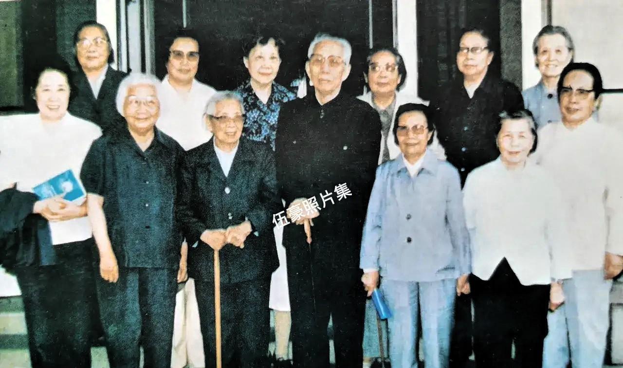 上世纪八十年代，王震将军（前中）与夫人王季清（后排右一）和已故共和国开国元勋的夫