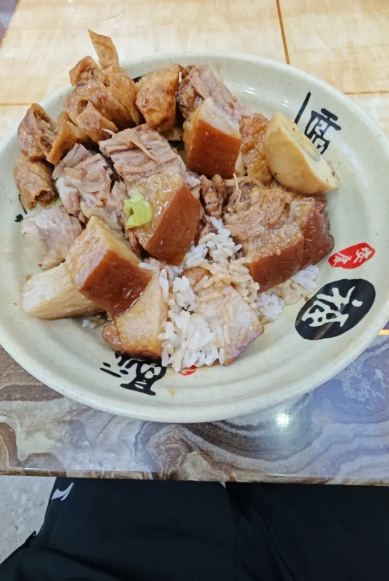 来到广州，吃了一碗广州的猪脚饭，左思右想也没有搞明白为什么要叫猪脚饭！！！
一开
