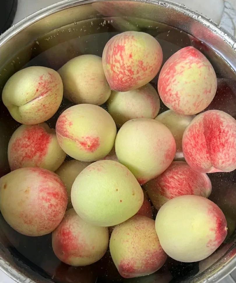 今天早上六点起床
外面下着毛毛雨
慌忙的洗漱完
骑电动车直奔菜市场，
给父母亲买
