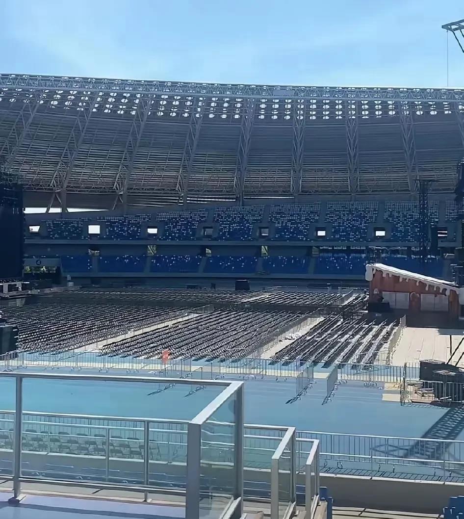 小沈阳邯郸开唱演唱会翻车，这事其实一点也不意外。他之前在老家沈阳，其演唱会就状况