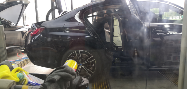 宝马三系最恶心的减配
其实这车操控下降顿挫点头什么杆子减配根本不是事最牛逼的是后