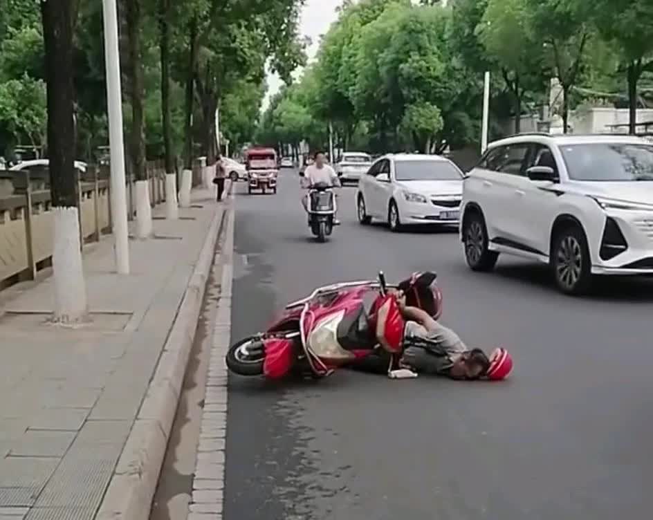 为什么都不敢扶摔倒的老人呢？
瞧瞧处理这种问题的6大选项吧：
1、好心去扶，