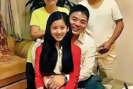 章泽天和刘强东原来笑的多开心，一脸溺宠
现在的表情也是耐人寻味 ​​​