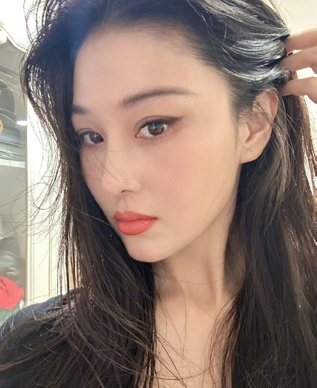 OMG！张馨予以为狗屎是肉干，险些捡起来吃……
果然自己狗狗最坑自家主人，恰逢张