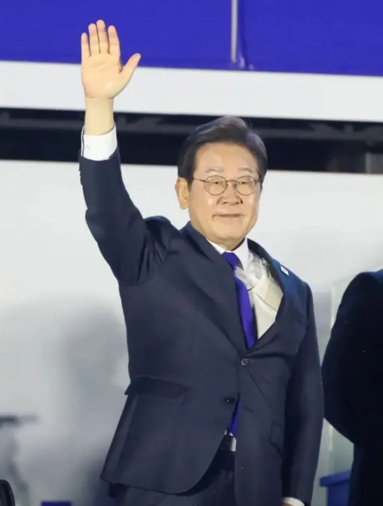 哈哈哈，李在明上任的第一天就戳前任尹锡悦的肺管子，他公开发言说：龙山总统府，感觉