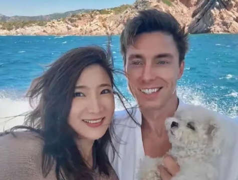 许婧再秀恩爱，外籍老公带她坐老爷车看落日，38岁气质不输陈赫现任！