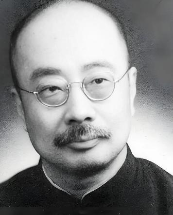 1936年，鲁迅去世第二天，与鲁迅决裂十三年的弟弟周作人，平静地走上讲台。

