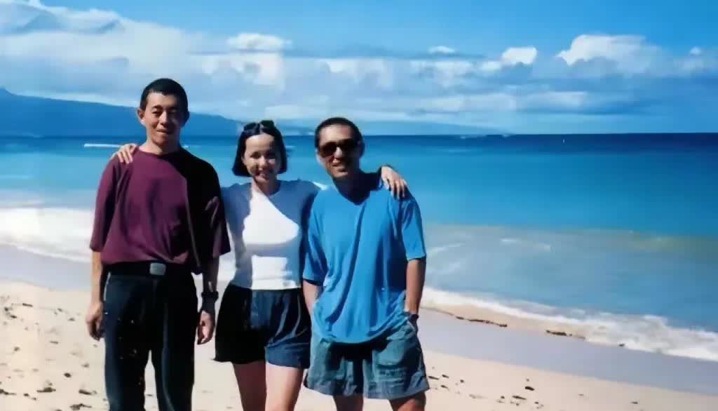 这是九十年代，蒋雯丽与张艺谋和顾长卫在沙滩的合影照。

当时顾长卫正在追求蒋