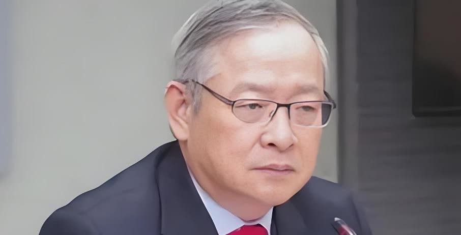 台湾名士郁方说：“我实在看不懂大陆造那么多武器装备，造那么多航母干什么，还频繁亮