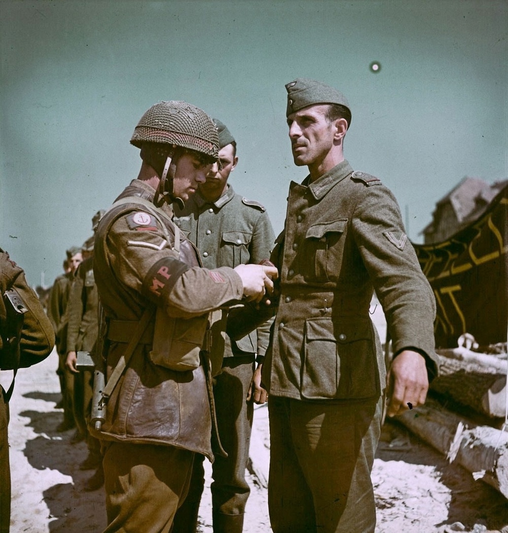 二战中加拿大军事警察给德国战俘搜身