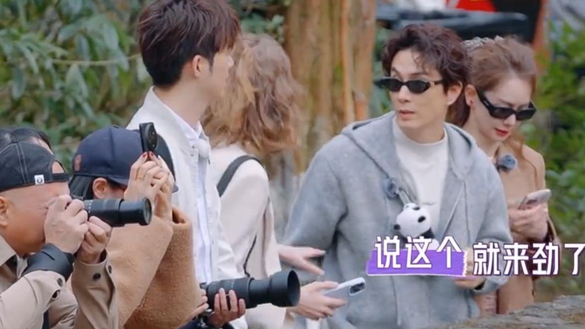 李承铉和阿诺炫耀：戚薇很会吃瓜子！阿诺下意识的回答，太真实