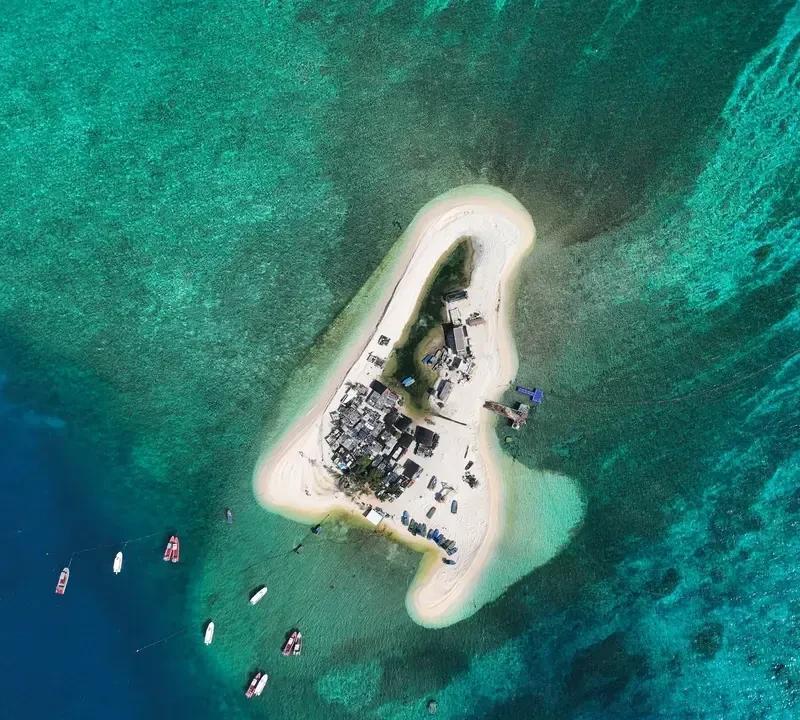 在南海每个我们主张主权的岛礁上，我建议都建一间高架屋，或者埋设一个主权碑，或者留