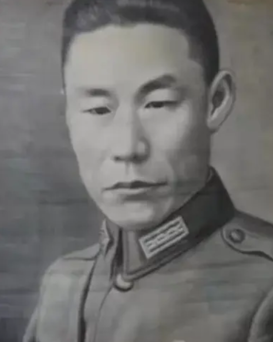 南京保卫战中，
军官都跑完了，
于是，士兵们找来一名军医当长官，军医说：“我不会