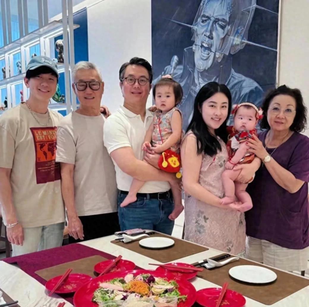 44岁林俊杰现身新加坡商场买家电，低调打扮显年轻，圆润脸庞状态佳
近日，林俊杰在