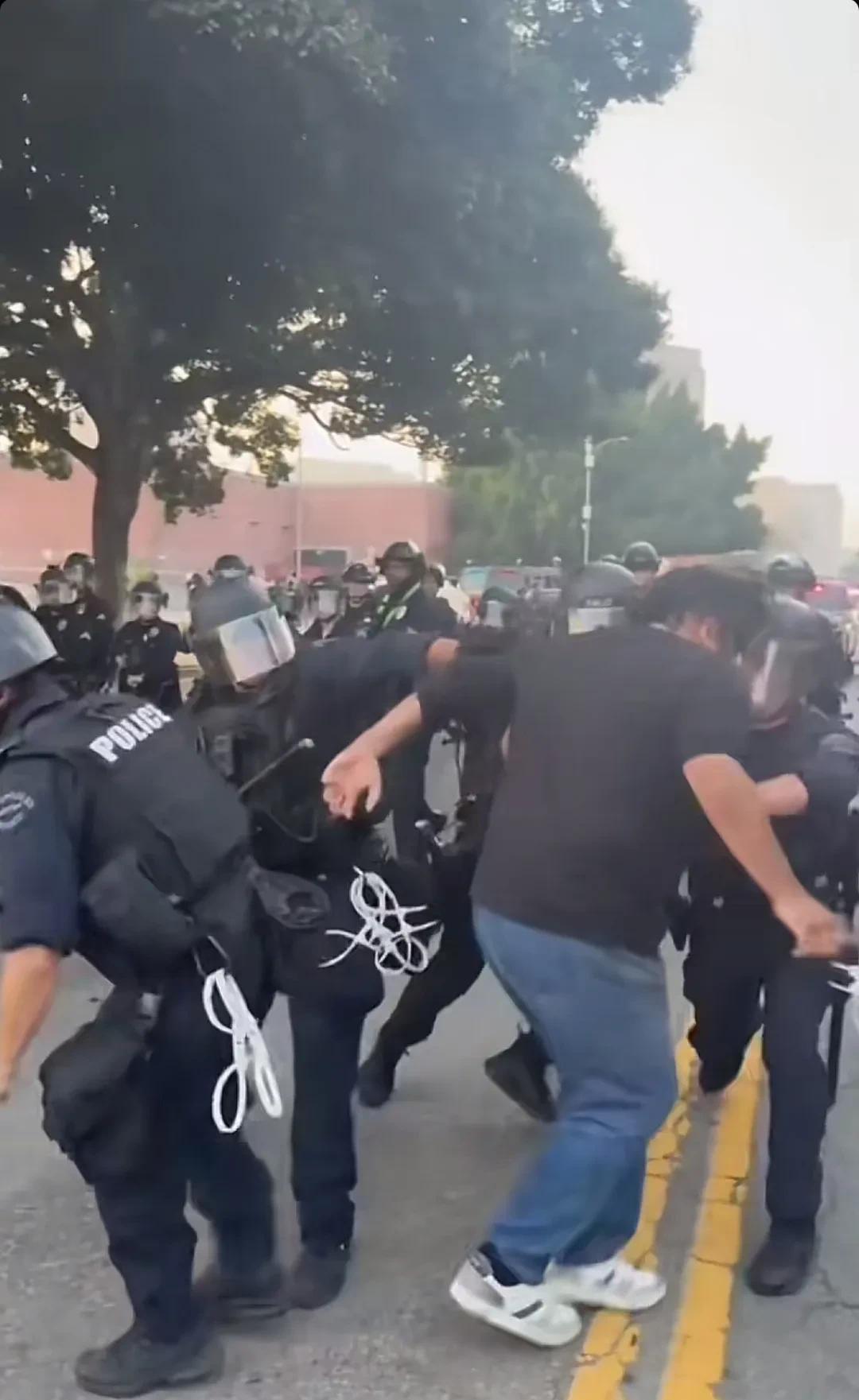 现在洛杉矶警察身上多一件装备，就是白色的警绳。
据凤凰卫视消息，11日宵禁首夜，