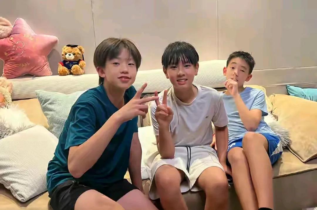 都说儿子随妈，但吴尊的儿子和陈小春的儿子长得都像各自的父亲哦。他们两小只坐在一起