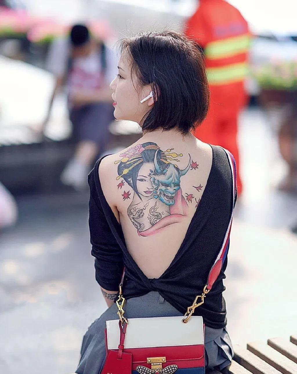 假如她是你的女朋友？
你会介意吗？
北京潮女有看点
后背雕刻美女图案
有点看不懂