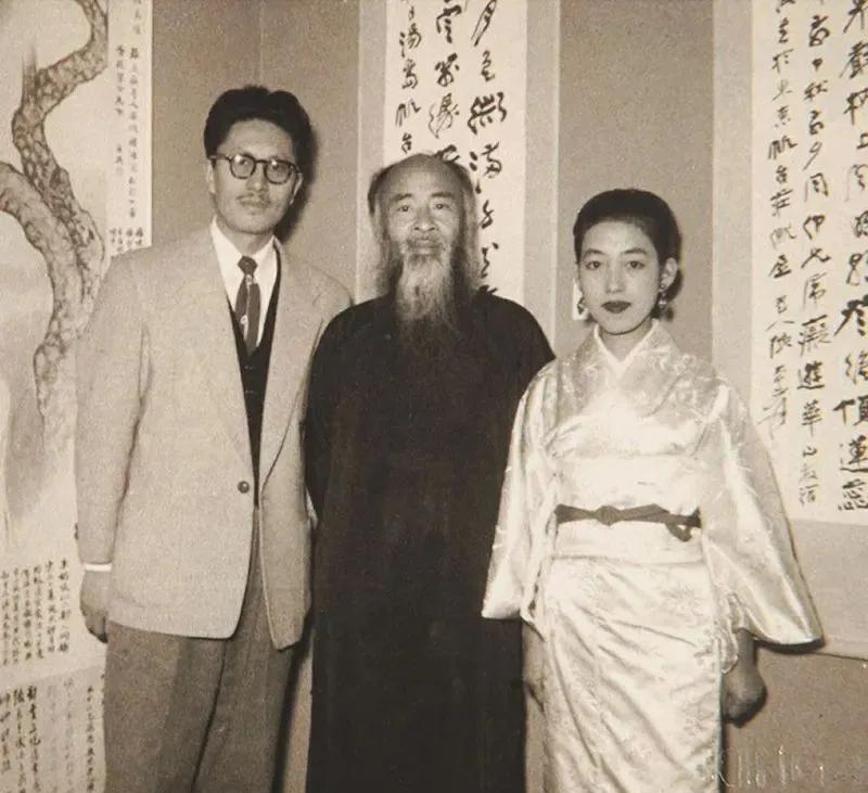 1952年的一天，18岁的山田喜美子站在53岁的张大千面前，脱下所有衣服，涨红着