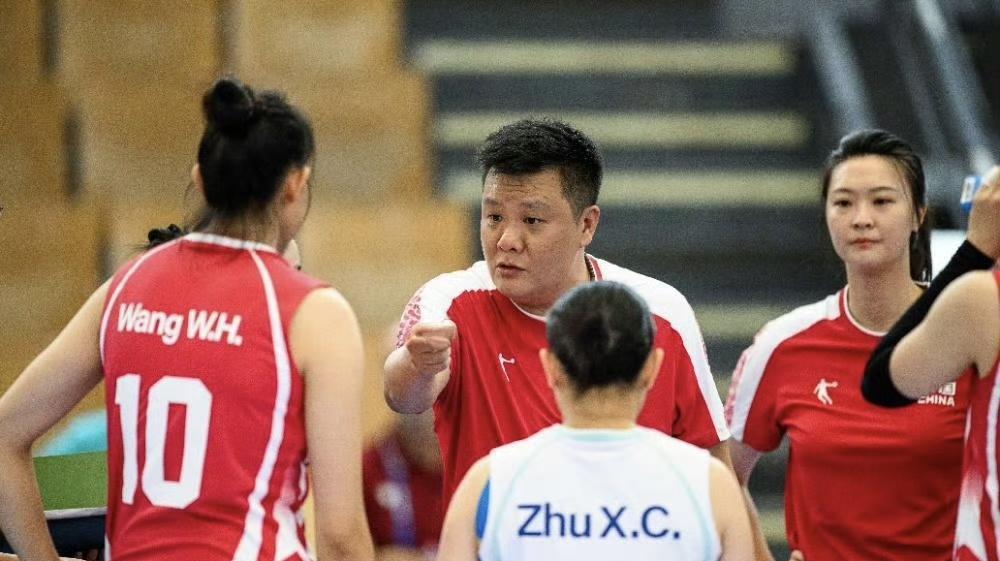 大学生戴思聪登场，小组赛有如砍瓜切菜。
2025年莱茵鲁尔大学生运动会女排小组赛