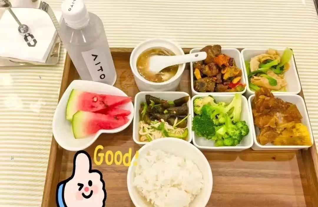 朋友花三十多万买问界，其实就图个吃饭方便。  
他管鸿蒙智行用户中心叫大酒店——