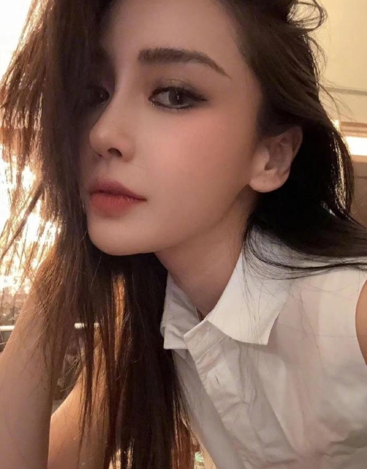Angelababy自拍照，看着状态不错，讲真好看还是很好看的，不知复出还有希望