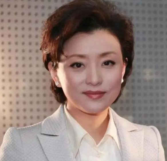 1994 年，富豪吴征斥资 400 万购置了一艘游艇。他将已婚的杨澜邀请至船头，