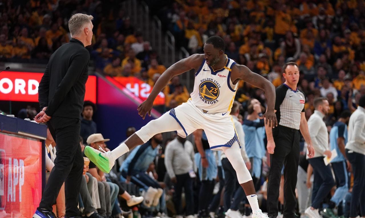 追梦格林是不是16年被詹姆斯招安了，自此以后，干的大事都是嚯嚯勇士的，我来数数，