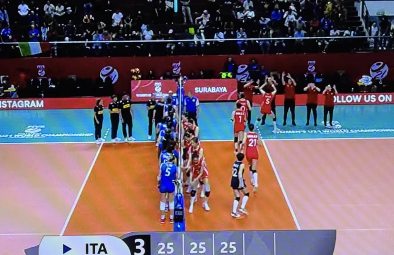 0-3，中国女排惨败意大利女排，无缘世锦赛四强！
0-2落后的情况下，主教练毫无